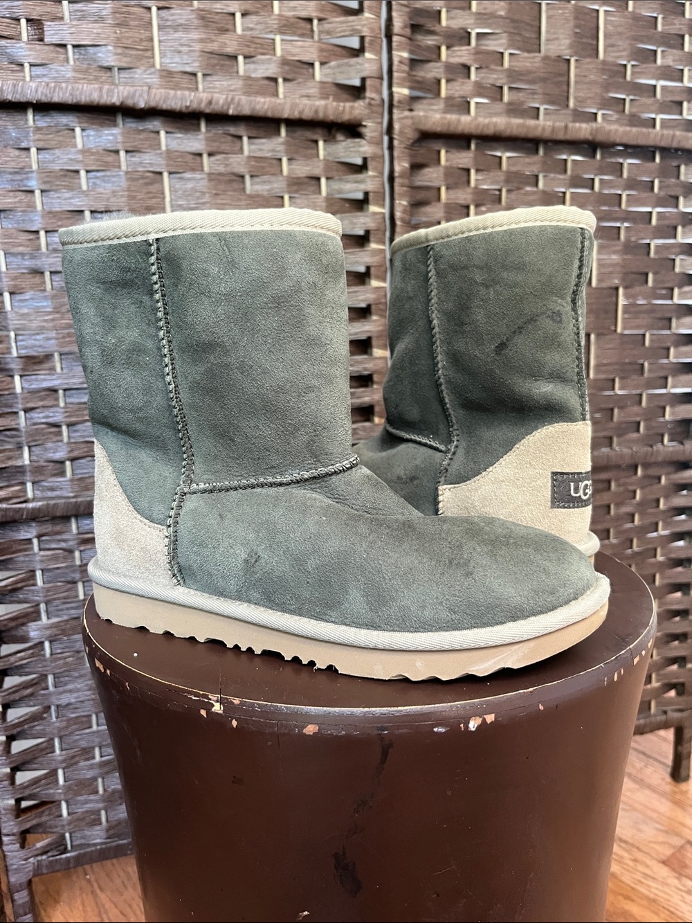 UGG Classic II big Kids Sz 4 Olive And Gray Sheepskin Lined Cozy